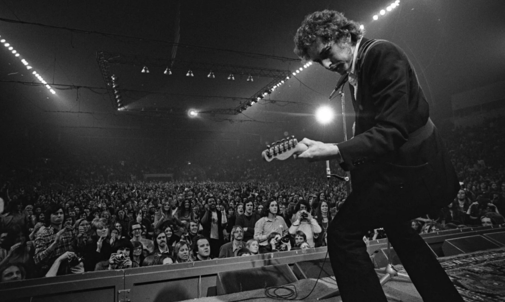 Bob-Dylan-on-Tour-1974-Phobo-by-Barry-Feinstein